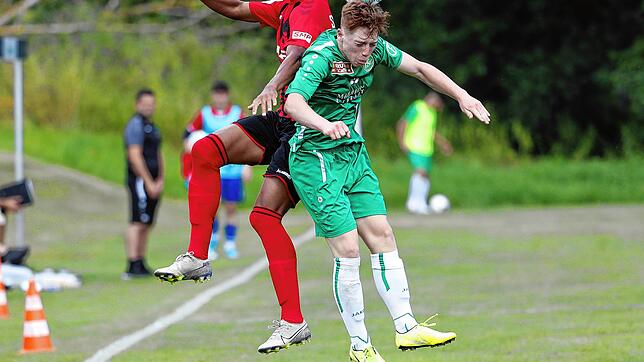 Hart umkämpft ist die Partie der U19 des SC Freiburg (links) gegen die U21 des FC St. Gallen. Bild: Roger Müller