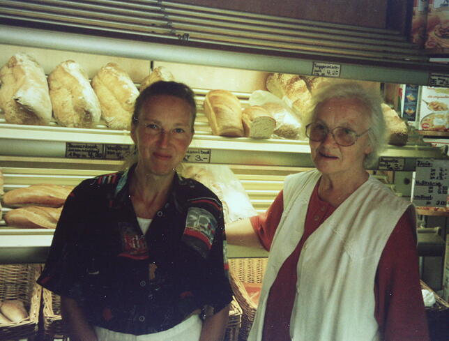 Hannelore Jäger (links) mit Mutter Maria Baader vor den Broten aus der eigenen Backstube.