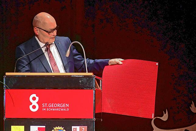Bürgermeister Michael Rieger nimmt Stellung zur Kritik am roten Teppich im Roten Löwen &ndash; und bringt Stück davon mit.
