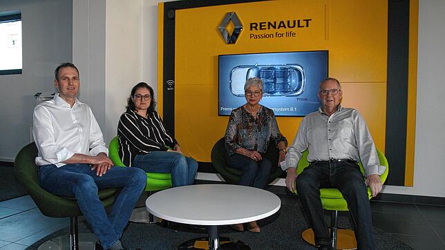 Zwei erfolgreiche Unternehmergenerationen (von links): Mike und Kata, Margarete und Karl Binner in der neuen Ausstellungshalle des ...