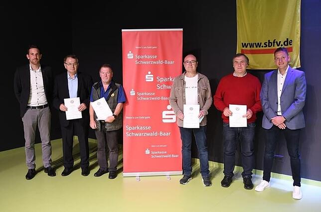 40 Jahre sind Dragisa Kapric (2. von links), Rolf Hauser (3. von links), Michael Gaß (3. von rechts) und Ernst Demattio (2. von rechts) ...