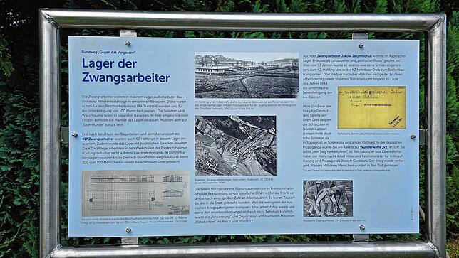 Eine von 19 Tafeln, die entlang des Erinnerungspfads an die Schicksale der Zwangs- und Fremdarbeiter während der NS-Diktatur erinnern.