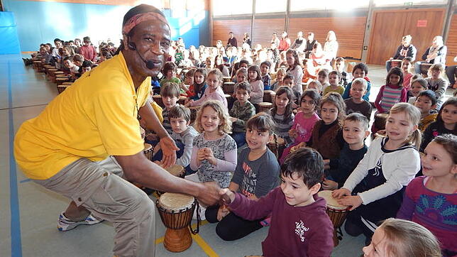 Rund 1000 Kinderhände brachten beim Projekt "Trommelzauber" mit Thomas Soukou aus Togo in der Goetheschule die Turnhalle zum Beben.
