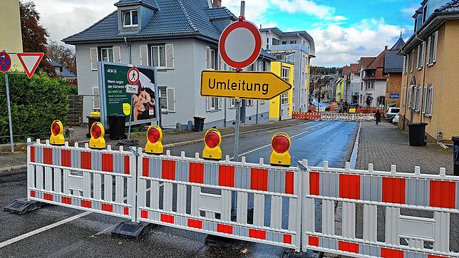 Vollsperrung seit 6. November vom Übergang der Saarland- auf der Bertholdstraße in Villingen. Hier wird eine Fernwärmeleitung von den ...
