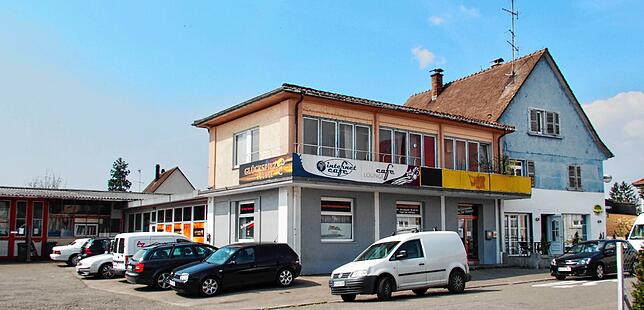 Nicht aus einem Guss wirkt die Bebauung auf diesem Gelände wo sich ehemals das Autohaus Emminger befand.