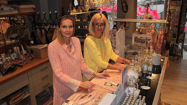 Mitten in den Vorbereitungen stecken Sandra Weiß (links), Inhaberin des Modegeschäftes Louise, und ihre Mitarbeiterin Conny Steinhauser. ...