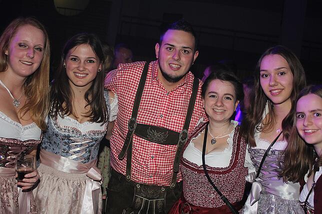 Bild 26: 1400 Gäste feiern die Halloweennacht in Tracht mit der Band Allgäu Power