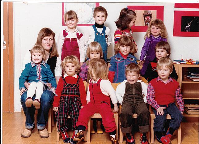Kindergartenbild aus dem Jahr 1980/81 als Monika Münzing (später Seidler) als junge Praktikantin im Anerkennungsjahr die Gruppe der ...