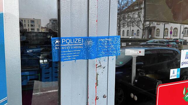 Mit einem Polizeisiegel ist die Eingangstür eines Supermarktes in der Singener Innenstadt gesperrt.
