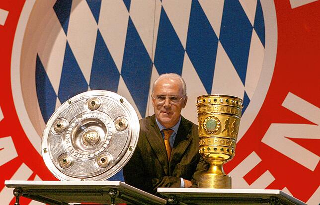 Große Verdienste auch im Verein: Von 1994 bis 2009 ist Franz Beckenbauer Präsident des FC Bayern München sowie nach der Umwandlung des ...