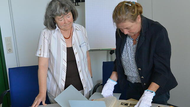 Annelie Müller-Franken, Leiterin der vhs Bodenseekreis (links), und Kreisarchivarin Eveline Dargel haben die Programme aus 70 Jahren ...