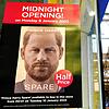 Ein Plakat wirbt für die Mitternachtseröffnung eines Ladens, in dem das neue Buch von Prinz Harry mit dem Titel &ldquo;Reserve&bdquo; ...