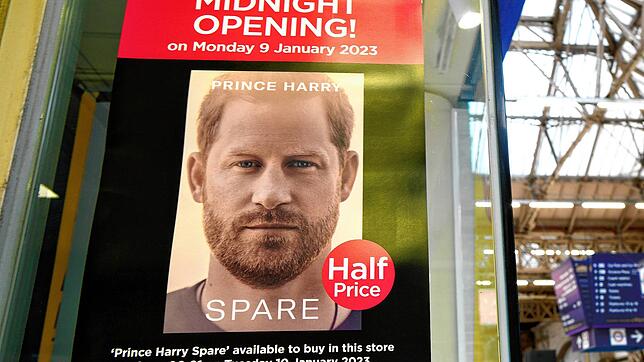Ein Plakat wirbt für die Mitternachtseröffnung eines Ladens, in dem das neue Buch von Prinz Harry mit dem Titel &ldquo;Reserve&bdquo; ...