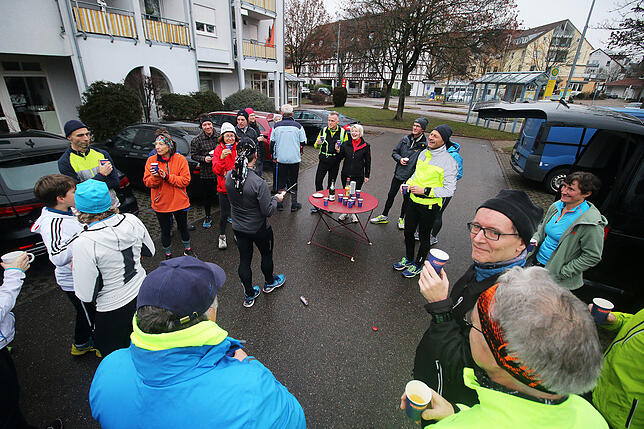 Die Läufer des Läufertreffs des TSV Mühlhofen nach dem Silvesterlauf beim Anstoßen auf das neue Jahr.