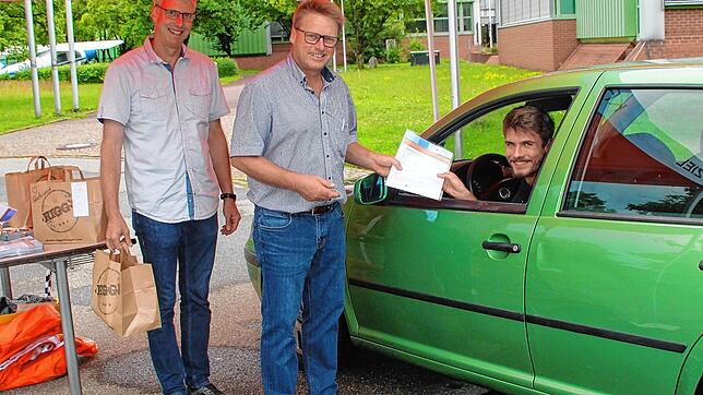 Ralf Stark, Gesellenprüfungsvorsitzender, und Wilfried Reichle, Obermeister Kfz-Innung Bodensee-Oberschwaben, überreichen Leon ...