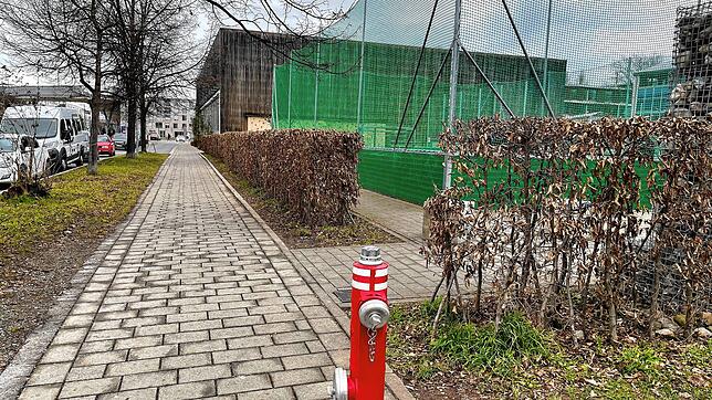 An der Gustav-Schwab-Straße kam es zu der Auseinandersetzung. Die Schüler flüchteten sich dann auf den Sportplatz rechts.