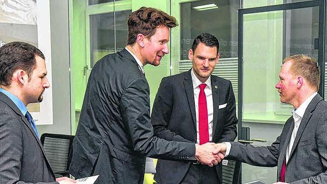 Die Geschäftsleitung von J.G. Weisser (von links: Robert Rettich, Hansjörg Weisser und Thorsten Rettich) bedankt sich bei Arbeitsjubilar ...