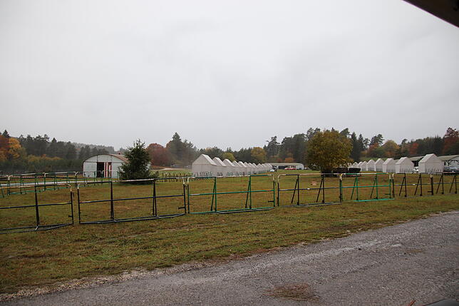 Blick auf die &bdquo;Marktstätte&ldquo;. Sie wird durch zwei Reihen weißer kleiner Üb-Häuser markiert.