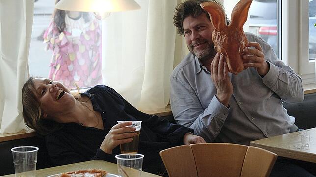 Lassen sich im Tatort ausgelassen durch die tollen Tage treiben: die Ermittler Franziska Tobler (Eva Löbau) und Friedemann Berg ...