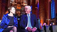 Bundespräsident Frank-Walter Steinmeier und seine Ehefrau Elke Büdenbender sitzen 2022 in der St. Nikolaikirche zu Beginn der ...