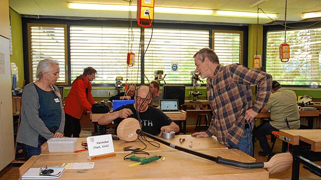 Der Förderverein Idee bietet seit einem Jahr in der Realschule Klettgau ein Reparatur-Café an. Unser Bild zeigt die Premiere im Mai 2023.