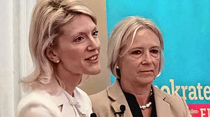 Jeannette zu Fürstenberg mit der Journalistin Inge Kloepfer.