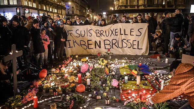 Brüssel Trauer und Entsetzen in der belgischen Hauptstadt: Am Brüsseler Place de la Bourse haben sich zahlreiche Menschen versammelt, um mit ...