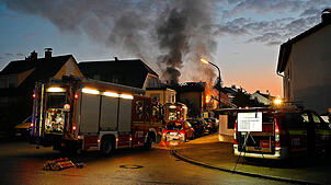 Dieses von der Feuerwehr München zur Verfügung gestellte Foto zeigt Einsatzkräfte der Feuerwehr bei dem Brand eines Wohnhauses im ...
