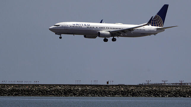 Ein Flugzeug der Fluglinie United Airlines landet auf dem San Francisco International. (Symbolbild)