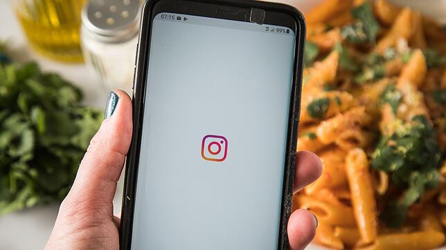 Das Smartphone auch mal zur Seite legen: Viele Menschen wollen im neuen Jahr zeitweise auf digitale Geräte verzichten.