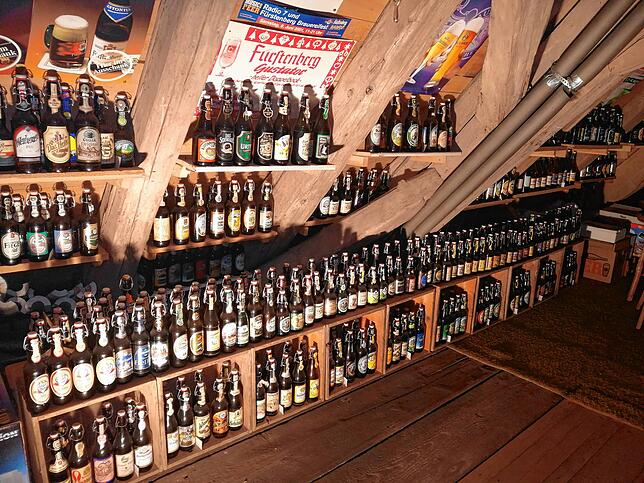 Rund 400 Bügelflaschen, fein säuberlich aufgereiht, zeugen von der Biervielfalt vergangener Jahrzehnte.