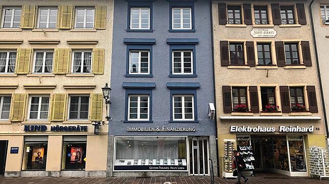 Eingerahmt zwischen zwei gelblich und beige gestrichenen Häusern sorgt das Gebäude in der Kaiserstraße 63 mit seiner blau-violetten ...