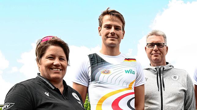 Jasper Angl (Mitte) zusammen mit Ruder-Bundestrainerin Sabine Tschäge (links) und dem Vierer-Bundestrainer Thomas Affeldt.
