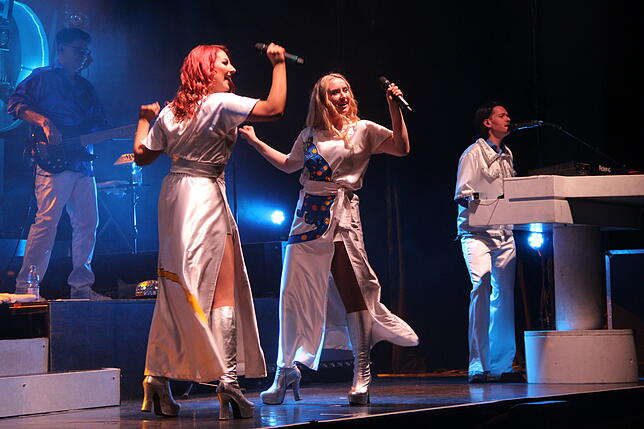 Abba im Gloria Theater. Am Samstagabend traten Annie Harding als Agnetha, Tegan Jones als Frida, Adam Fletcher als Benny, Will Tierney ...