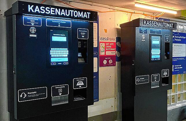 An den Kassenautomaten muss zum Start des Bezahlvorgangs das jeweilige Autokennzeichen per Bildschirmtastatur eingetippt werden.