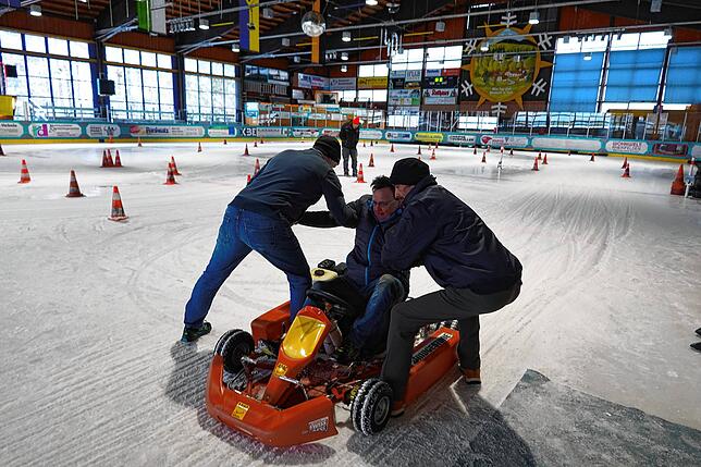 Lokalmatador Gerold Zumkeller konnte nach einem Skiunfall nicht selbstständig in den Kart einsteigen und benötigte Hilfe. Er erreichte ...
