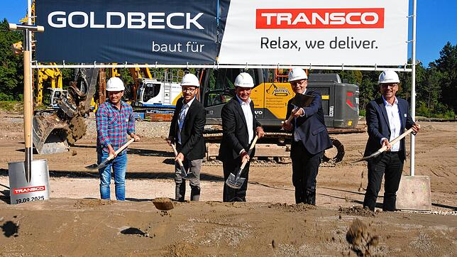 Spatenstich für ein 40-Millionen-Projekt (von links): Bauleiter Simon Rommen, Projektleiter Alexander Schöpf (beide Goldbeck), ...
