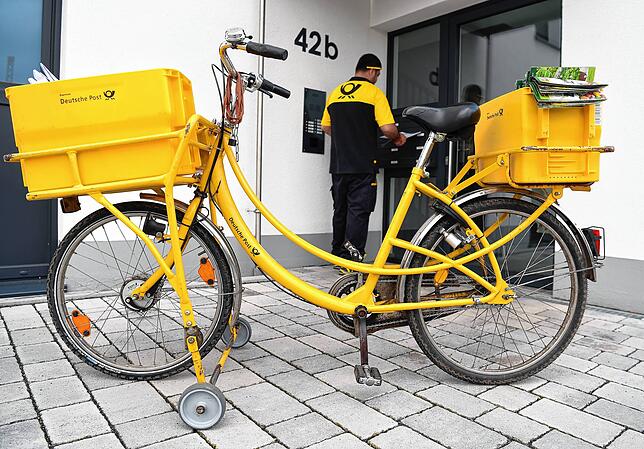 Die Briefträger der Deutschen Post arbeiten mit Hochdruck, sind aber in vielen Fällen einfach überlastet. Hier ein Symbolbild.