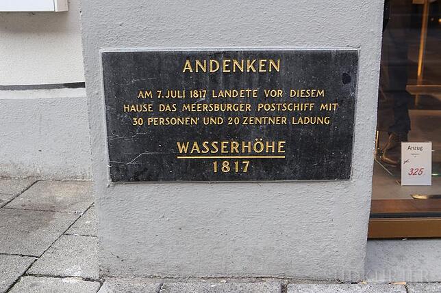 Bild oben: Das ist die Tafel an der Konstanzer Marktstätte 16. Sie erinnert an das Jahrhunderthochwasser von 1817.