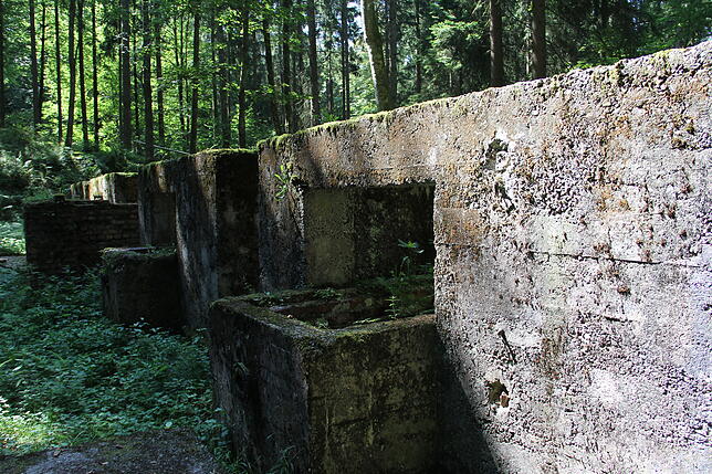 Kaum zu zertrümmern: Eine massiv betonierte Mauer mit Nischen neben dem Transformatorenhaus. Die Anlage ist auch deshalb sehr gut ...