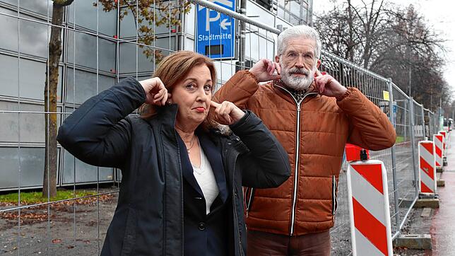 Zu laut! Anwohnerin Elisabeth Roes und Anwohner Holger Schappeler vor dem Parkhaus Stadtmitte.