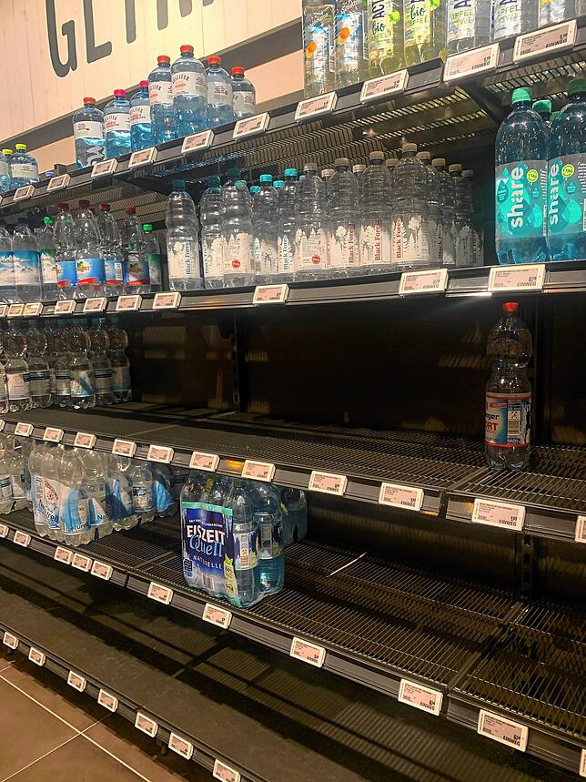 Die Schwenninger decken sich ein. Beim Rewe ist deutlich zu sehen, wie begehrt Wasser aktuell ist.