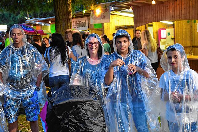 Gute Laune trotz Regen. Auch bei feuchtem Wetter blieb das Schlossseefest 2019 attraktiv für Tausende Besucher.