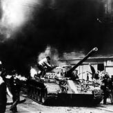 Ein junger Prager Bürger springt aus Protest auf einen Panzer der Sowjetarmee vor dem Rundfunkgebäude.