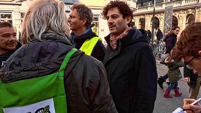 Luigi Pantisano bei einer Fahrraddemonstration der Gruppe Ciclo Mitte Februar 2020 auf der Marktstätte – links neben ihm im Bild ...