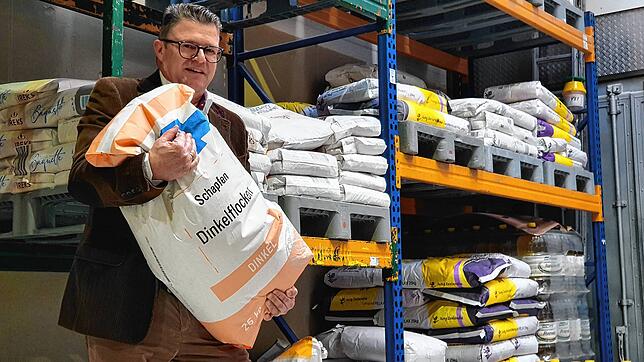 Bäckerei-Unternehmer Georg Krachenfels – hier mit einem halben Zentner Dinkelflocken – ist froh über sein gut gefülltes ...