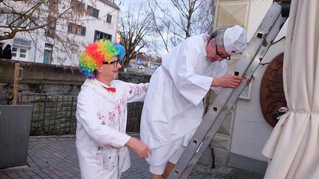 Bild : Beim Wieberallefanz steigt die Wirtin aufs Dach