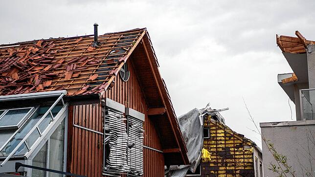Die Dachhaut eines Hauses wurde in Paderborn über die Front geweht. Ein Unwetter hat auch in Paderborn große Schäden angerichtet.
