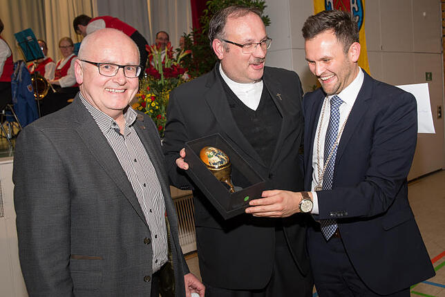 Ein Osterei mit Weihnachtsmotiv gab es von den Pfarrern Martin Egervari und Matthias Schneider für Johannes Henne.