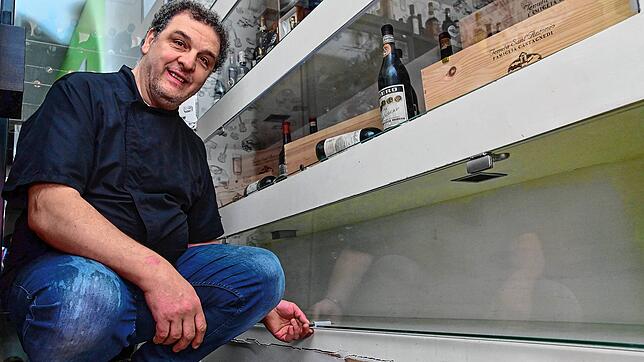 Carmine Galasso zeigt das Ausmaß des Schadens, eine aufgeplatzte Wand.